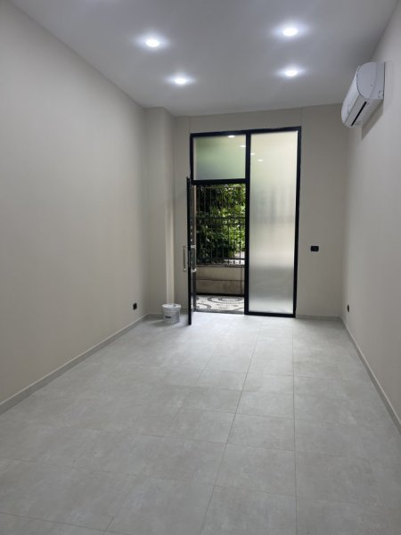 Tirane-Qender(Mbrapa Eyes of Tirana)jepet me qera zyre Kati 0, 30 m² 350 euro