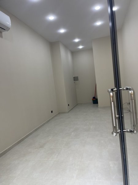 Tirane-Qender(Mbrapa Eyes of Tirana)jepet me qera zyre Kati 0, 30 m² 350 euro