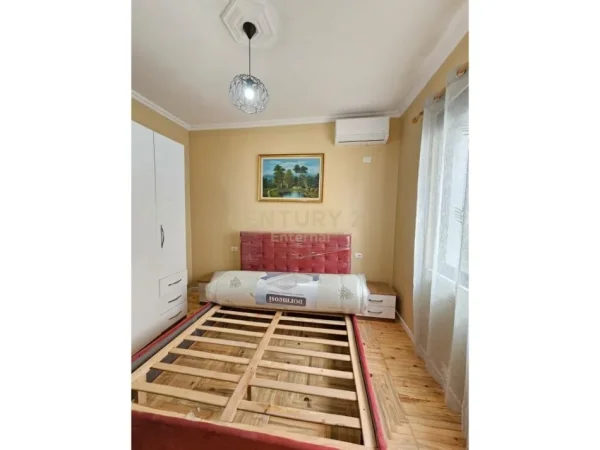 Jepet apartament me qira 1+1!, 400euro