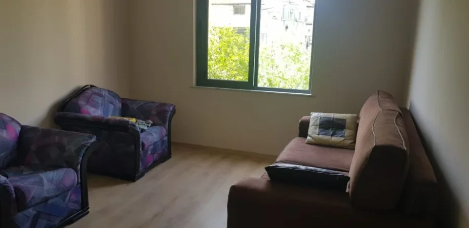 Jepet me qera apartament 2+1 me ballkon ne Tirane