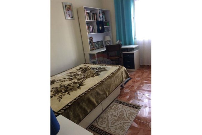 Shitet Apartament 2+1 ne Kombinat