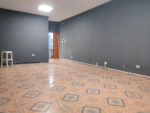 Tirane, Ambient me qira (Shkolla 11 Janari)