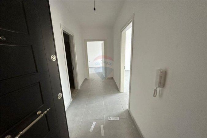 Shitet Apartament 1+1 te Rruga e Barrikadave