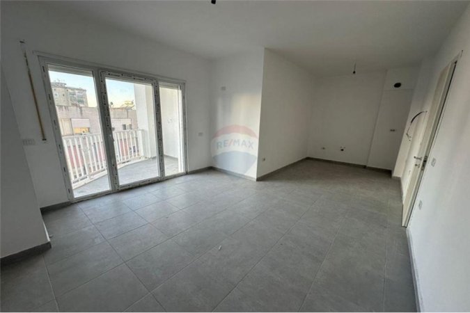 Shitet Apartament 1+1 te Rruga e Barrikadave