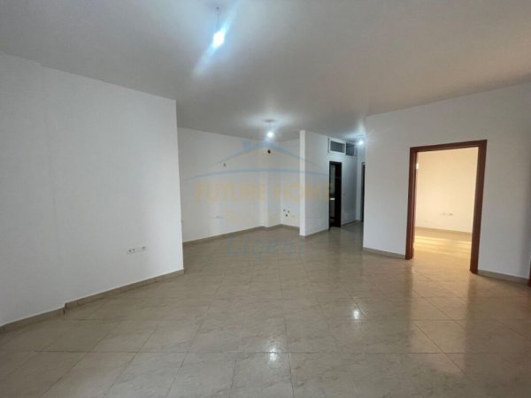 Shitet, Apartament 2+1+2, Fresk, Tiranë.