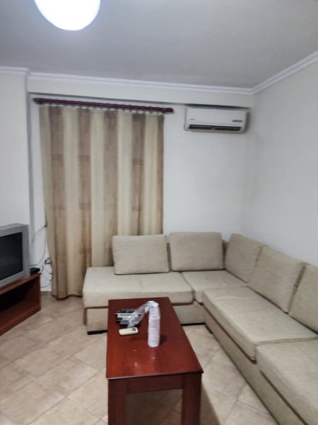 Jepet Apartament 1+1 te Rr Dibres