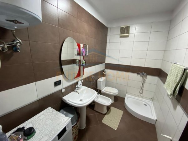 Shitet, Apartament 2+1+2, Xhamllik