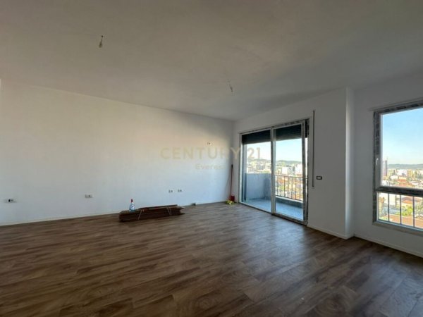 SHESIM APARTAMENT 3+1 TEK RRUGA 5 MAJI