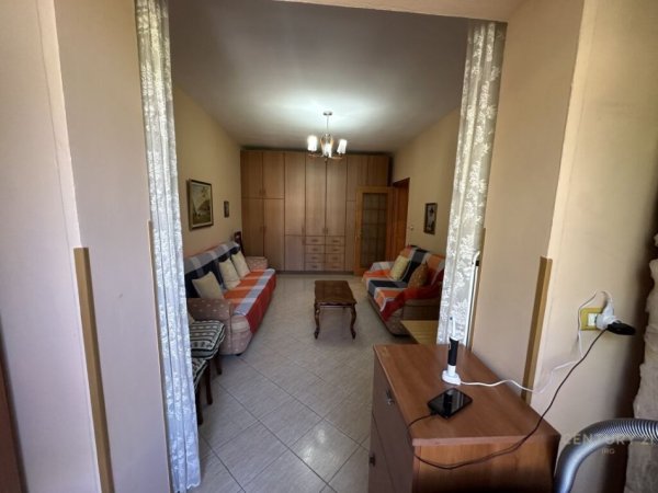 APARTAMENT 1+1+KUZHINE TE VECUAR I PERSHTATSHEM PER 2+1 BUZE RRUGE