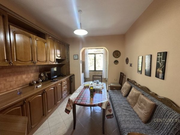 APARTAMENT 1+1+KUZHINE TE VECUAR I PERSHTATSHEM PER 2+1 BUZE RRUGE