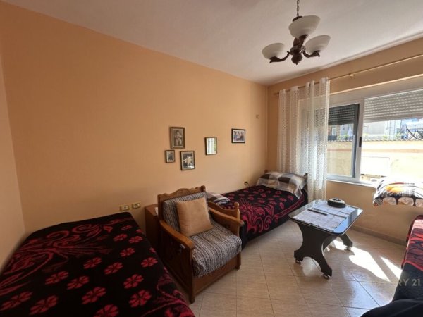 APARTAMENT 1+1+KUZHINE TE VECUAR I PERSHTATSHEM PER 2+1 BUZE RRUGE