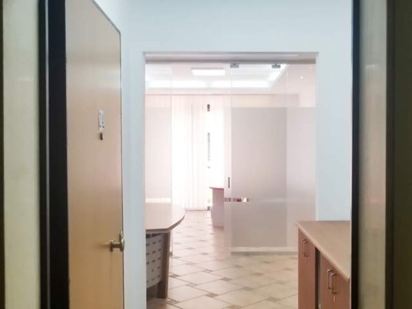 Tirane, jepet me qera zyre 132 m² 1.200 Euro