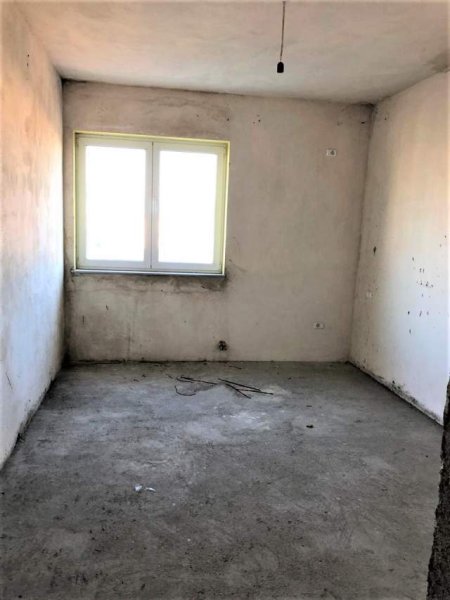 Tirane, jepet me qera 90 m² 400 Euro