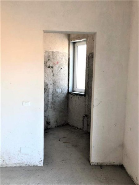 Tirane, jepet me qera 90 m² 400 Euro