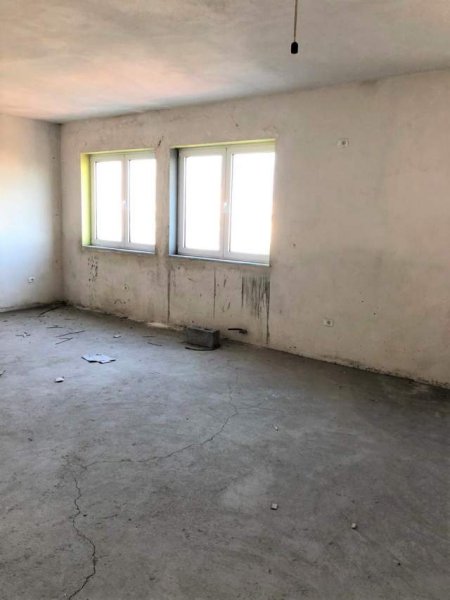 Tirane, jepet me qera 90 m² 400 Euro