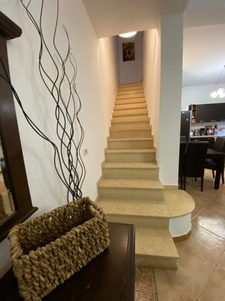 Tirane, jepet me qera apartament duplex 800 Euro