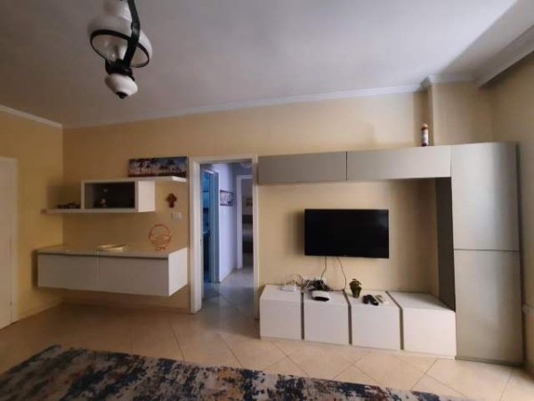 Tirane, jepet me qera apartament 130 m² 600 Euro