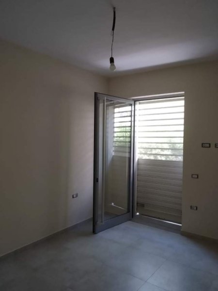 Tirane, jepet me qera apartament 1+1 Kati 0, 60 m² 300 Euro (petro nini luarasi)