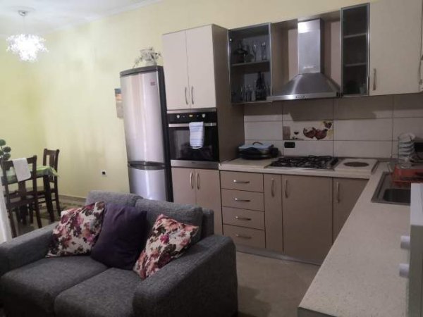 Tirane, jepet me qera apartament 2+1+BLK Kati 8, 94 m² 400 Euro (loni ligori)