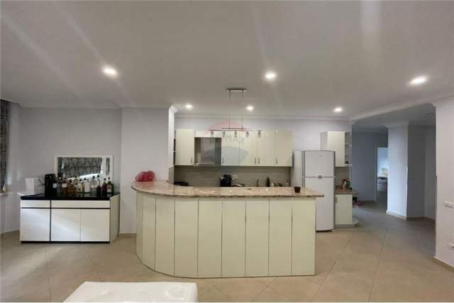 Tirane, jepet me qera apartament 2+1 Kati 7, 110 m² 650 Euro (kopshti zologjik)