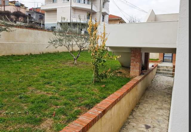 Tirane, shitet Vile 5.500 m² 850.000 Euro