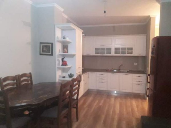 Tirane, jepet me qera apartament 1+1+BLK Kati 3, 67 m² 300 Euro (Astir afer 2 rotondove)