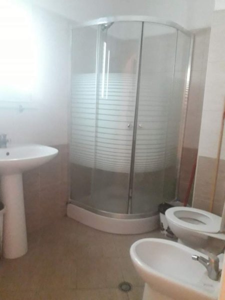 Tirane, jepet me qera apartament 1+1+BLK Kati 3, 67 m² 300 Euro (Astir afer 2 rotondove)