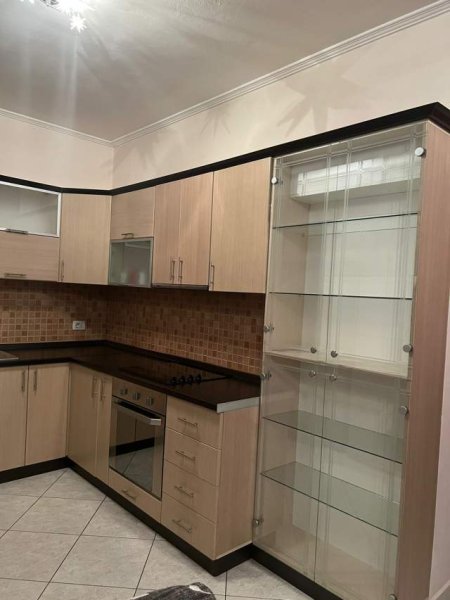 Tirane, jepet me qera apartament 2+1+BLK 116 m² 400 Euro (Stacioni i Trenit)
