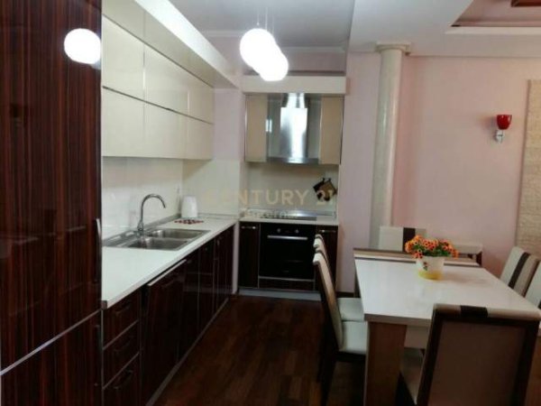 Tirane, jepet me qera apartament 2+1+BLK Kati 3, 127 m² 1.000 Euro (Rruga Faik Konica)