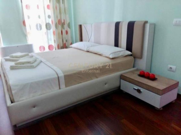 Tirane, jepet me qera apartament 2+1+BLK Kati 3, 127 m² 1.000 Euro (Rruga Faik Konica)