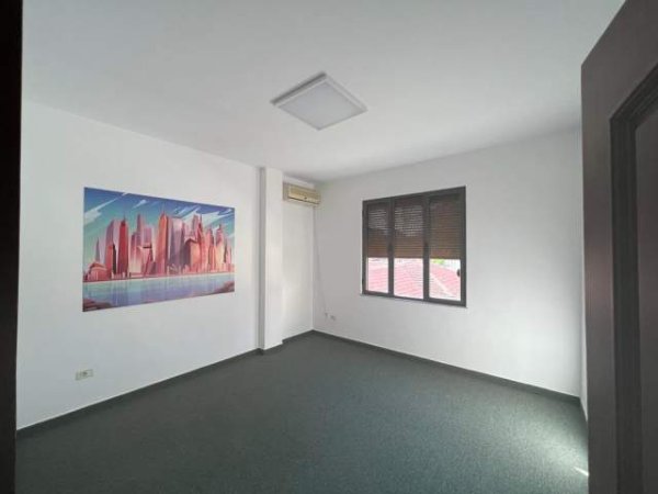 Tirane, jepet me qera zyre Kati 1, 200 m² 900 Euro