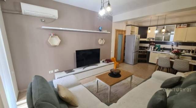 Tirane, jepet me qera apartament 1+1 Kati 5, 68 m² 450  (komuna e parisit)