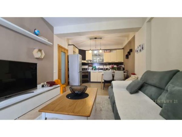 Tirane, jepet me qera apartament 1+1 Kati 5, 68 m² 450  (komuna e parisit)