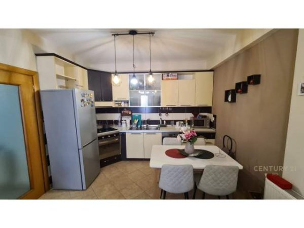 Tirane, jepet me qera apartament 1+1 Kati 5, 68 m² 450  (komuna e parisit)