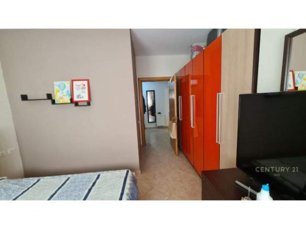 Tirane, jepet me qera apartament 1+1 Kati 5, 68 m² 450  (komuna e parisit)
