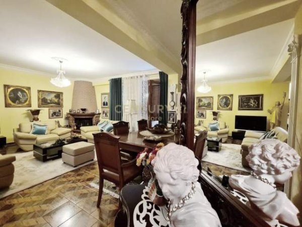 Tirane, jepet me qera apartament 3+1 Kati 2, 170 m² 800 Euro (Ish Blloku)