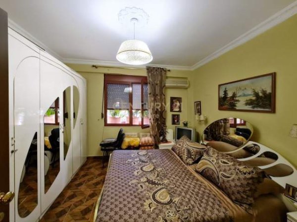 Tirane, jepet me qera apartament 3+1 Kati 2, 170 m² 800 Euro (Ish Blloku)