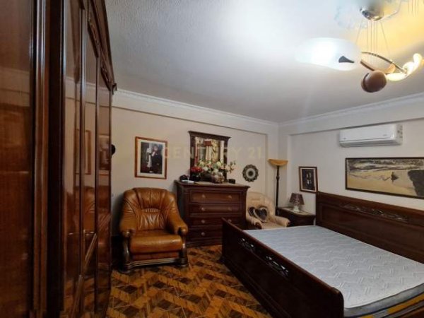 Tirane, jepet me qera apartament 3+1 Kati 2, 170 m² 800 Euro (Ish Blloku)