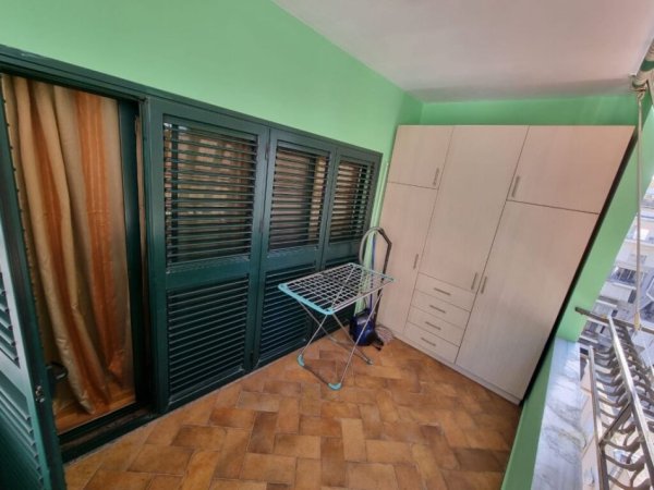 Apartament 2+1i mobiluar prane rruges Kavajes