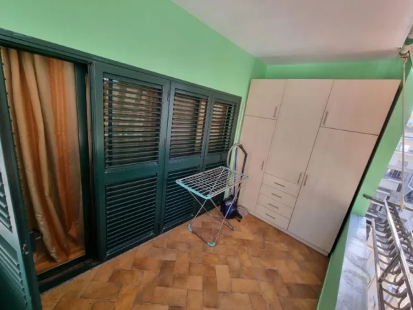 Apartament 2+1i mobiluar prane rruges Kavajes