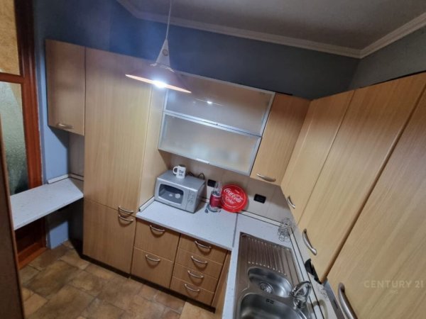 Apartament 2+1i mobiluar prane rruges Kavajes