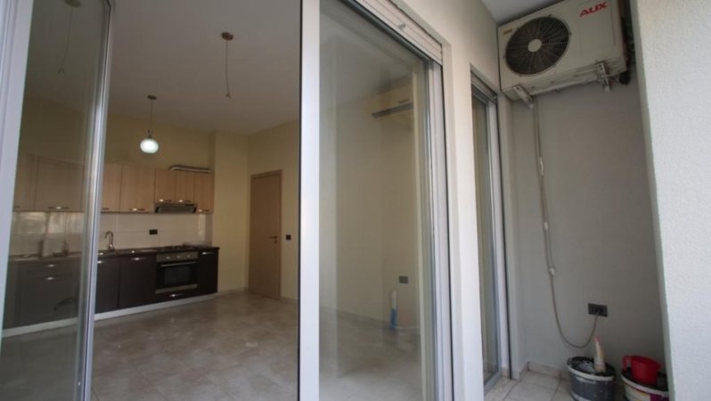 Jepet me qera apartament 2+1+2  Pazari i ri , prane bankes Bkt 500  euro i diskutueshem