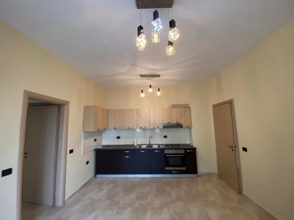 Jepet me qera apartament 2+1+2  Pazari i ri , prane bankes Bkt 500  euro i diskutueshem