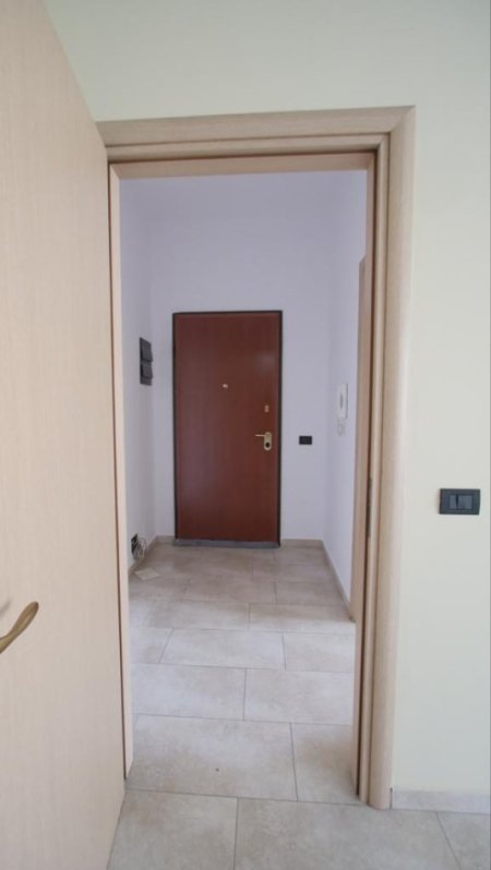 Jepet me qera apartament 2+1+2  Pazari i ri , prane bankes Bkt 500  euro i diskutueshem