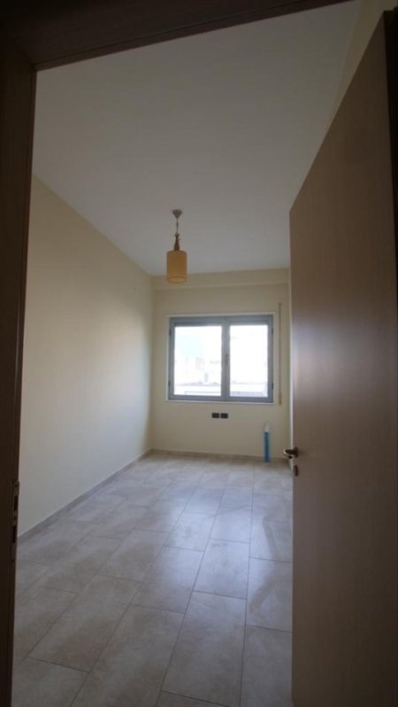 Jepet me qera apartament 2+1+2  Pazari i ri , prane bankes Bkt 500  euro i diskutueshem