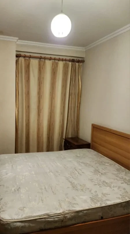 Jepet me qera apartamenti 1+1  rruga e Dibres 100 metra mbi Fakultetin e Mjeksise.350 mije leke ,