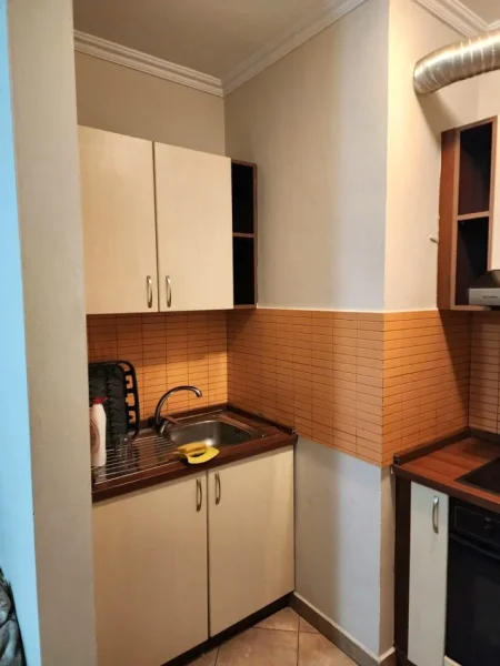 Jepet me qera apartamenti 1+1  rruga e Dibres 100 metra mbi Fakultetin e Mjeksise.350 mije leke ,