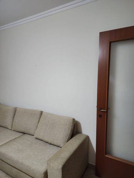 Jepet me qera apartamenti 1+1  rruga e Dibres 100 metra mbi Fakultetin e Mjeksise.350 mije leke ,