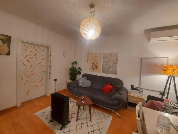 Jepet me qera Apartamenti 1+1 , Myslym Shyr , prane shkolles Pjeter Budi  500 euro