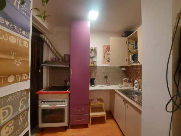 Jepet me qera Apartamenti 1+1 , Myslym Shyr , prane shkolles Pjeter Budi  500 euro